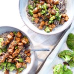 Vegan coconut quinoa bowl - Packed with flavors and nutrients. Topped with tempeh and broccolis.