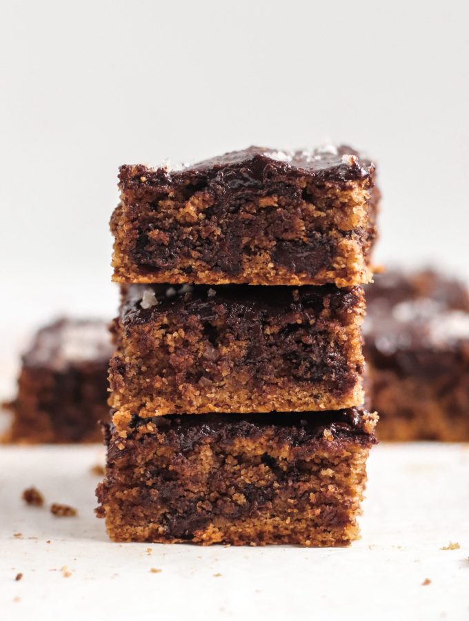 THE BEST NUT BUTTER CAKE EVER - delicious vegan and gluten-free cake, ideal for breakfast and snacks