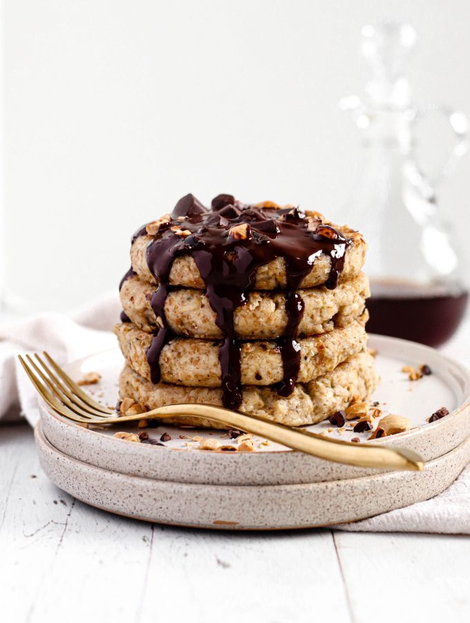 FLUFFY PANCAKES VEGAN AND GLUTEN-FREE - delicious, healthy and easy to make pancakes, high in fiber. Perfect for brunch or Sunday mornings!&nbsp;