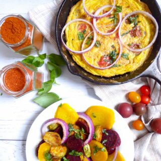 Earthy salad served with healthy frittata - complete dish loaded in protein and anti-oxydants.