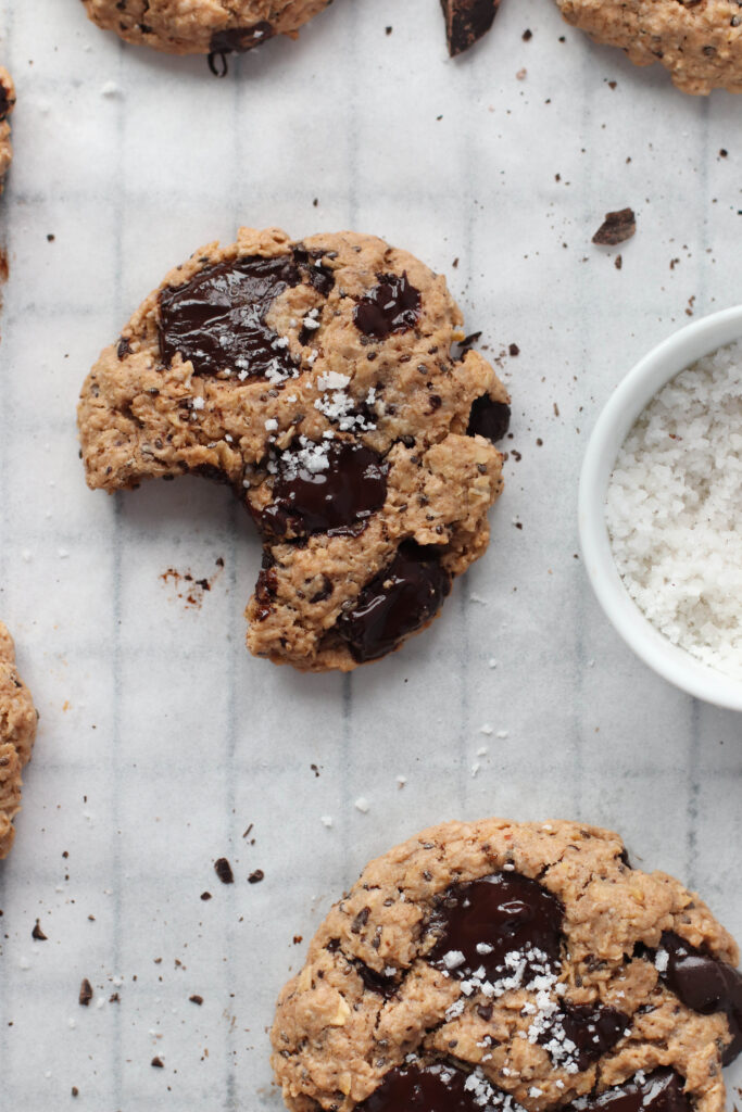 TAHINI CHOCOLATE CHUNKS COOKIES - Vegan and gluten-free easy delicious recipe. Soft inside and crunchy on the outside.&nbsp;